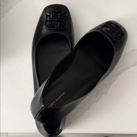 Tory Burch Black Flats with Iconic Emblem - Picture 3 of 3